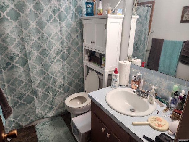 bathroom with toilet, a shower with curtain, and vanity