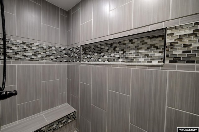 bathroom featuring a tile shower