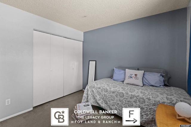 bedroom featuring a closet, a textured ceiling, and carpet