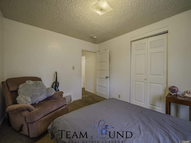 bedroom with carpet flooring, a textured ceiling, and a closet