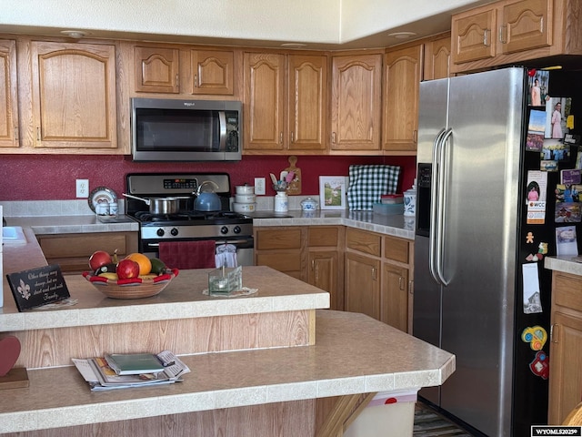 kitchen with appliances with stainless steel finishes and a center island