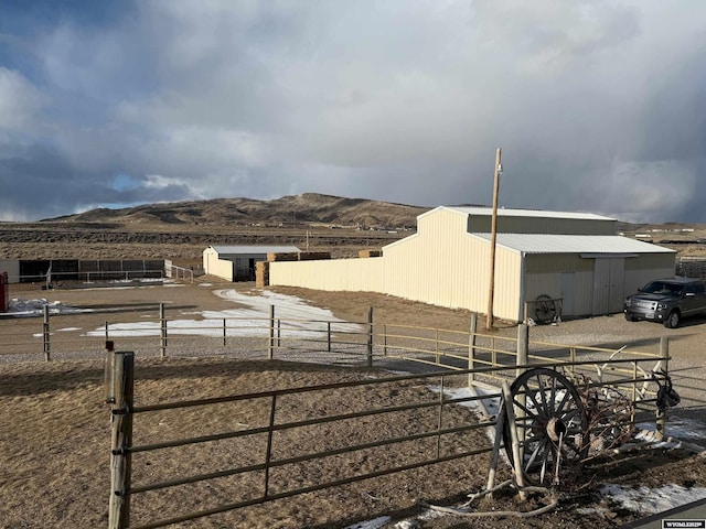 view of yard with an outbuilding and a mountain view