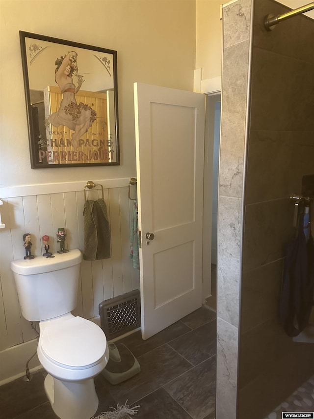 full bathroom with a wainscoted wall, visible vents, and toilet