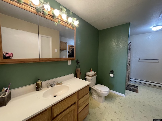 full bath featuring toilet, vanity, a textured ceiling, a shower with curtain, and baseboards