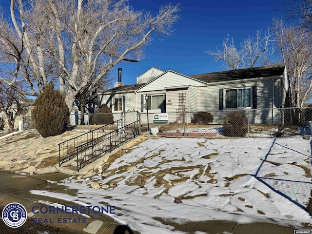 single story home featuring a fenced front yard