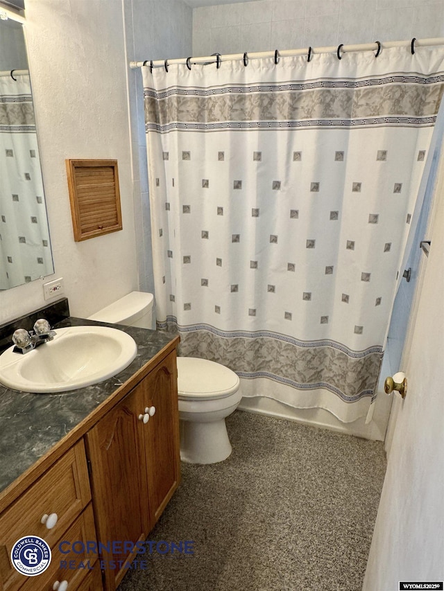 bathroom with toilet, a shower with curtain, and vanity