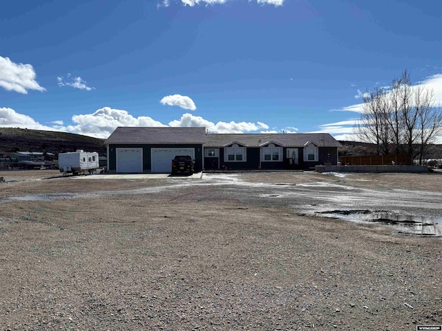 view of front facade with a garage and driveway