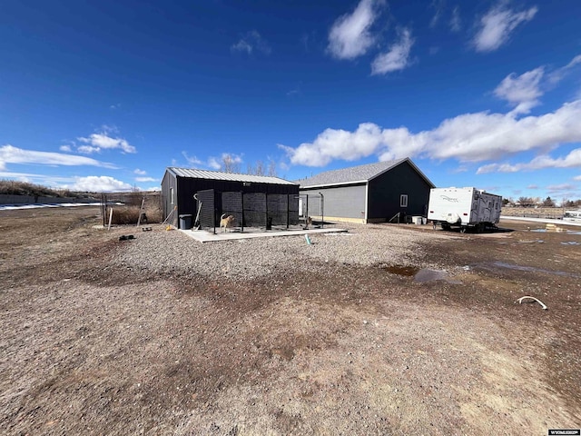 view of outdoor structure featuring an outbuilding