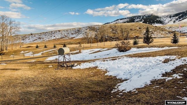 view of yard with fence and a mountain view