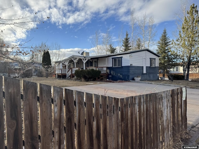 manufactured / mobile home featuring fence