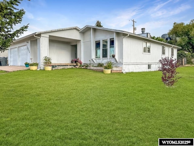 view of front of property with a front lawn and an attached garage