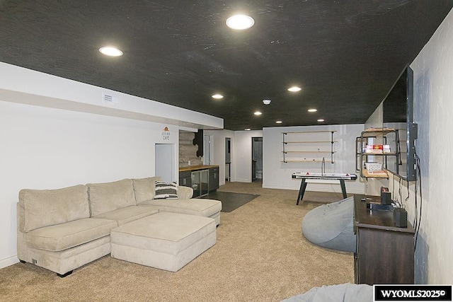 living area with carpet floors, baseboards, visible vents, and recessed lighting