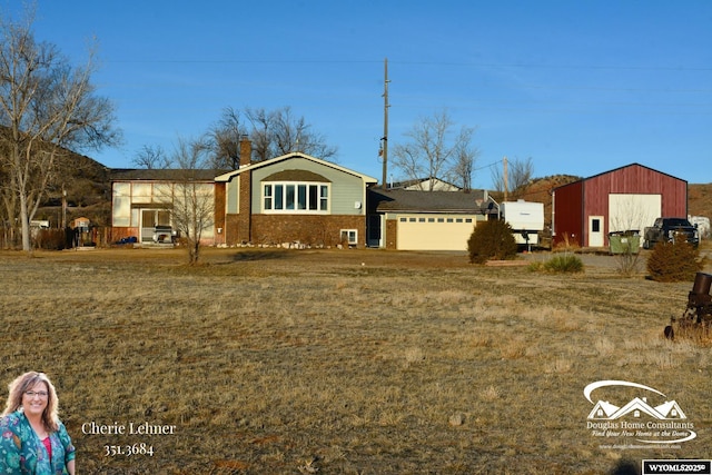 view of front of property featuring a front yard