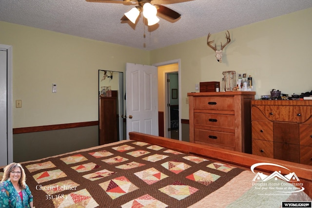 bedroom featuring ceiling fan and a textured ceiling