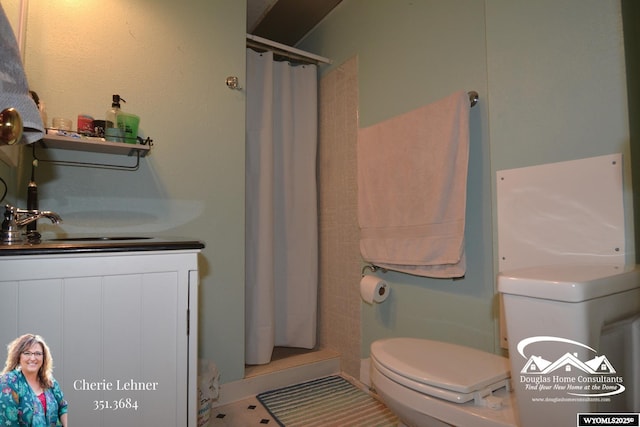 full bath featuring a shower with shower curtain, vanity, and toilet