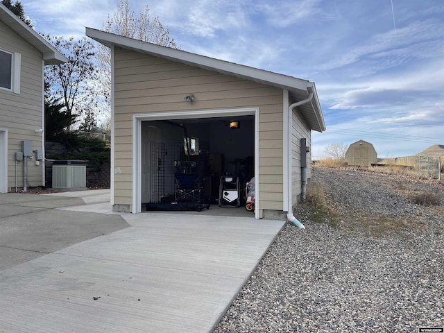 detached garage featuring concrete driveway