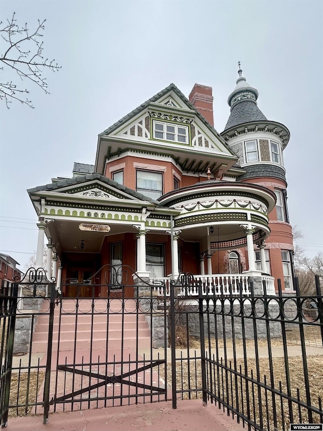 view of front of house featuring a fenced front yard