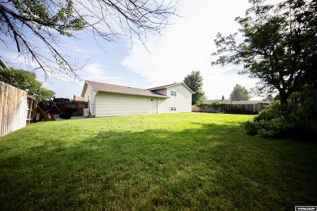 view of yard featuring a fenced backyard