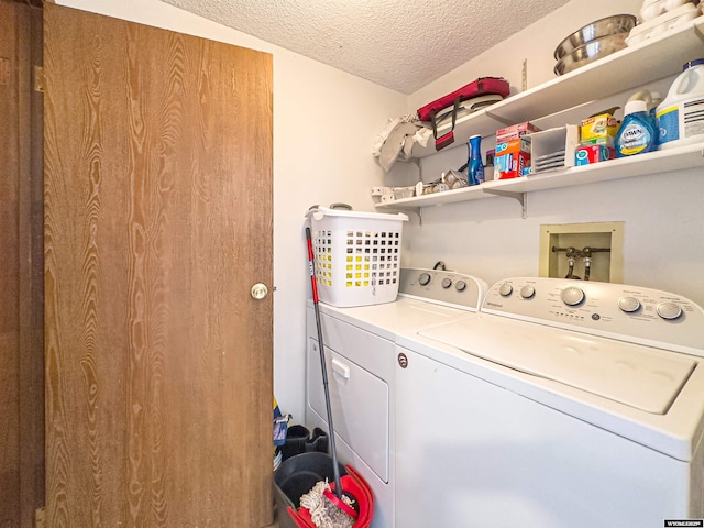 laundry area with laundry area, independent washer and dryer, and a textured ceiling