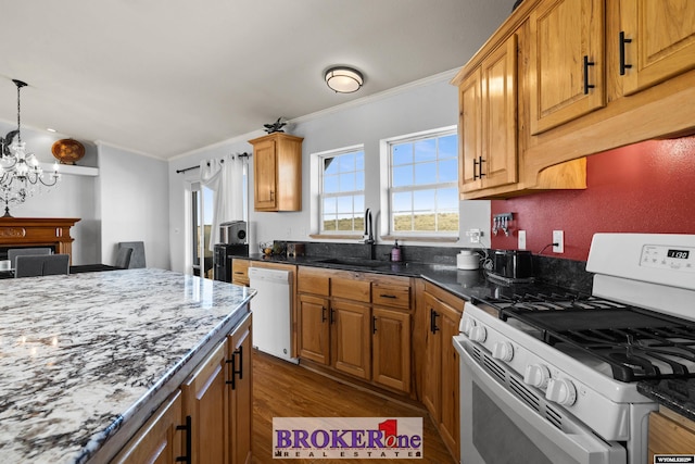 kitchen with ornamental molding, a sink, wood finished floors, white appliances, and a chandelier