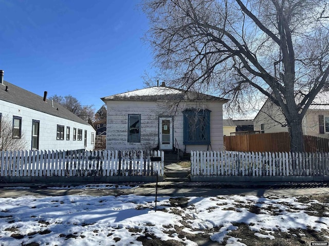 view of front of home with a fenced front yard