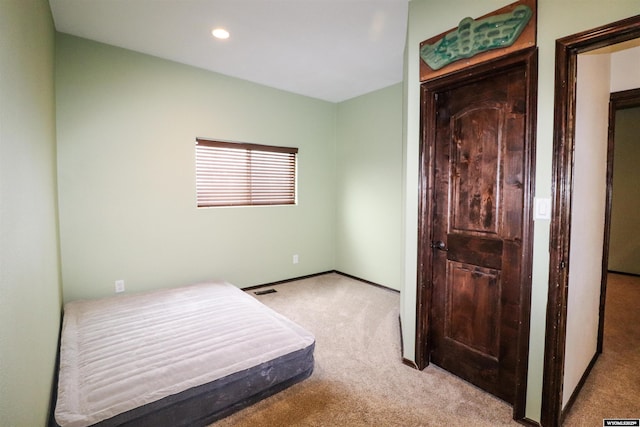 bedroom featuring visible vents, recessed lighting, baseboards, and light carpet