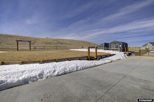 view of yard with an outdoor structure, a shed, and fence