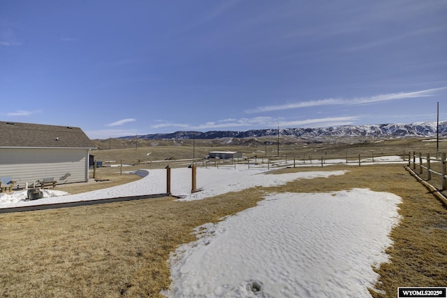 view of yard with fence and a mountain view