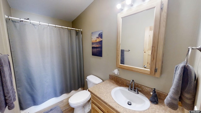 full bath featuring toilet, vanity, and shower / bath combination with curtain