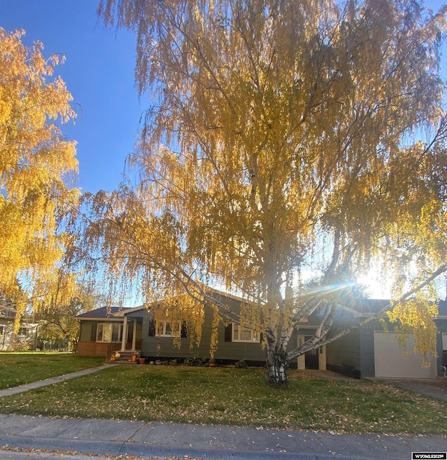 view of front of property featuring a front yard