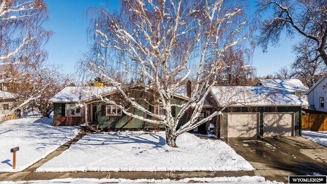 view of front of home with a garage and driveway