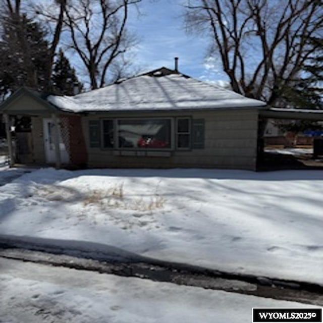 view of front facade with a carport and driveway