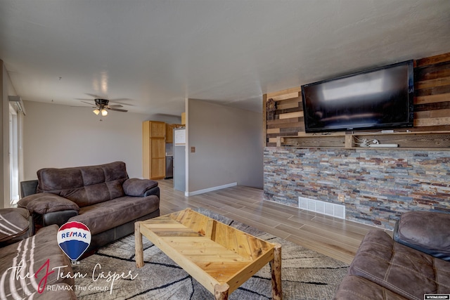 living area with visible vents, light wood-type flooring, and ceiling fan