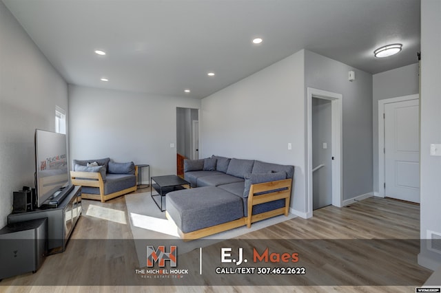 living room featuring visible vents, recessed lighting, baseboards, and wood finished floors