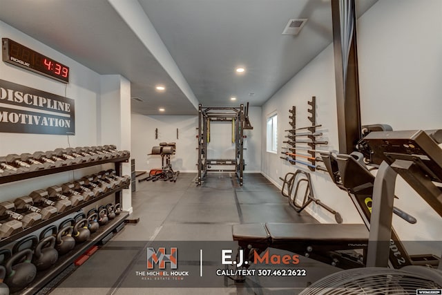 exercise room with visible vents, recessed lighting, and baseboards