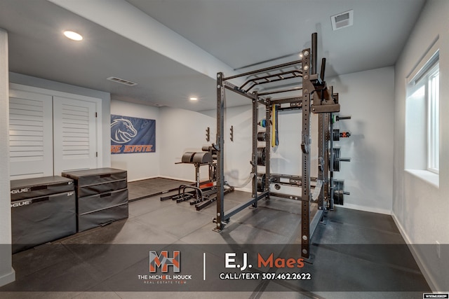 workout room with visible vents, recessed lighting, and baseboards