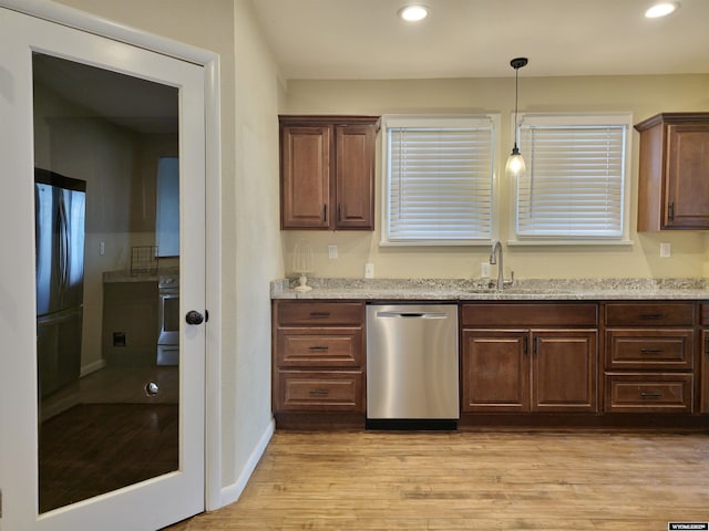 kitchen with light wood-style flooring, a sink, recessed lighting, stainless steel appliances, and baseboards