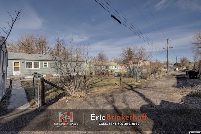 view of front of property with a fenced front yard