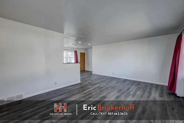 empty room featuring recessed lighting, dark wood-style floors, visible vents, and baseboards