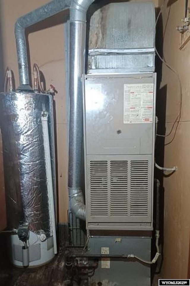 1711 Elk Ave, Casper, WY 82601 - utility room with water heater