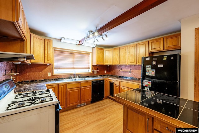 368 N Bozeman Ave, Buffalo, WY 82834 - kitchen featuring visible vents, black appliances, a sink, tasteful backsplash, and light wood-style floors