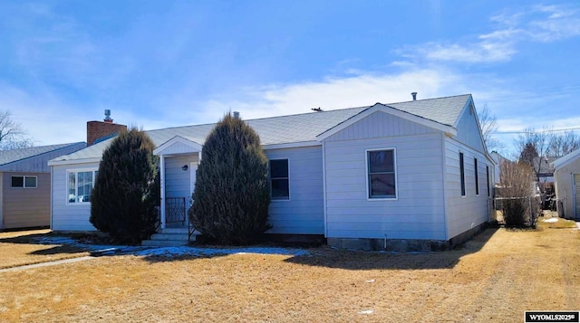ranch-style house featuring a front yard
