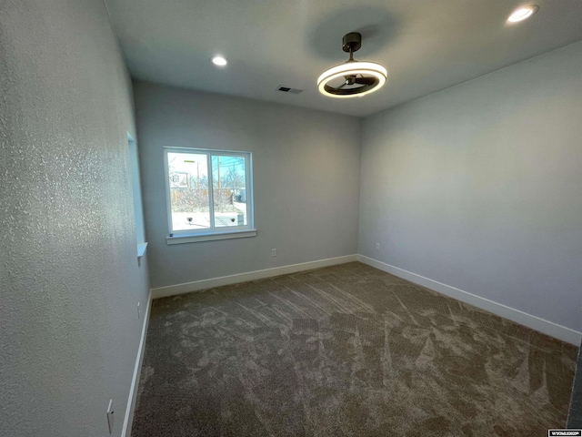 carpeted spare room with baseboards, visible vents, and recessed lighting