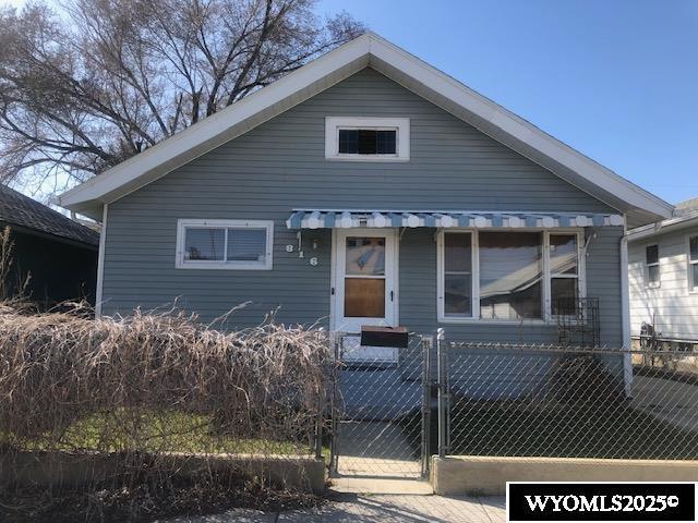816 Center St, Rock Springs, WY 82901 - bungalow-style house featuring a fenced front yard and a gate