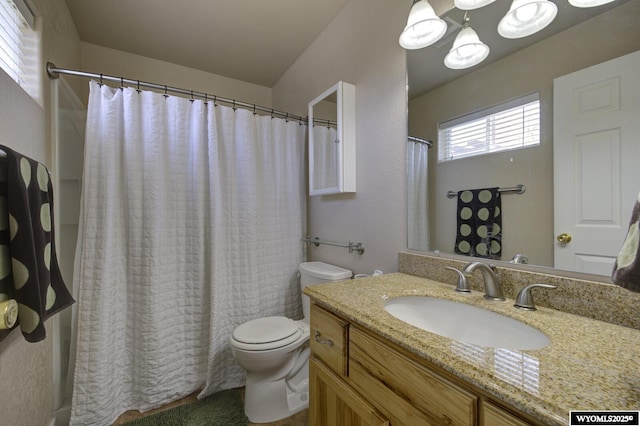 full bath featuring toilet, vanity, a notable chandelier, and a shower with curtain