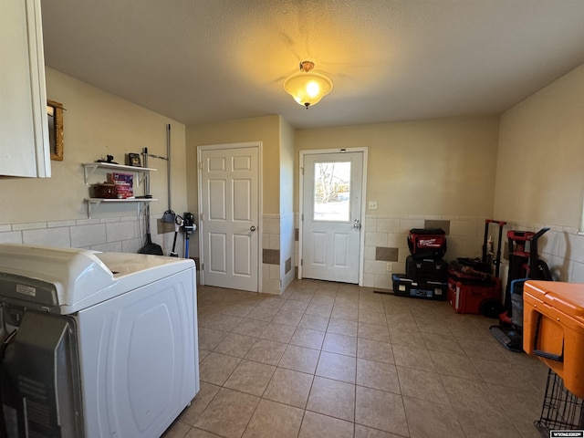 410 E Monroe Ave, Riverton, WY 82501 - laundry area with light tile patterned floors, tile walls, wainscoting, and laundry area