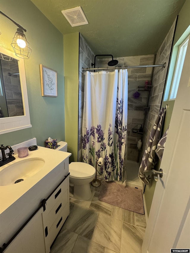 325 Hathaway Ave, Evanston, WY 82930 - full bath featuring tiled shower, vanity, visible vents, and toilet