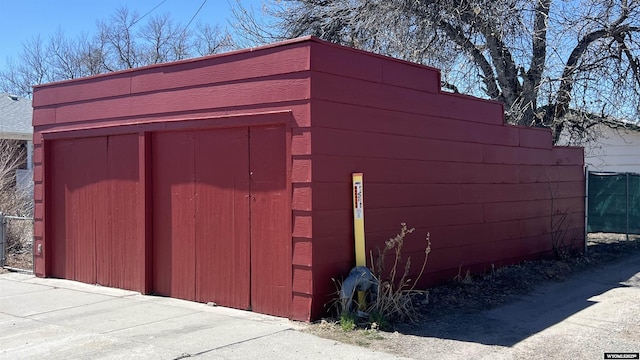 view of outdoor structure featuring fence and an outdoor structure