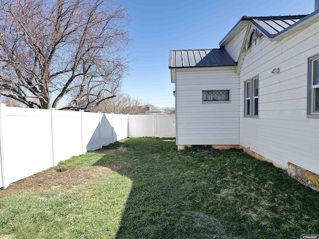 view of yard featuring a fenced backyard