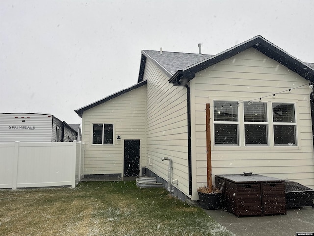 640 Lynn Ct, Green River, WY 82935 - rear view of property featuring a lawn and fence